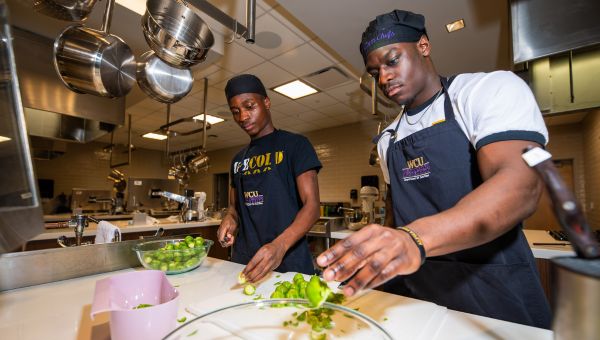 students in the nutrition lab 